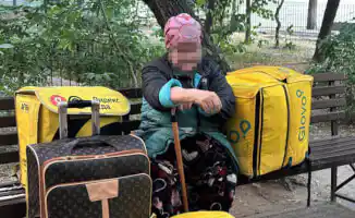 Алматы, 15 октября: Пожилая женщина с баулами на улице Тимирязева ждет сына, который не пришел за ней