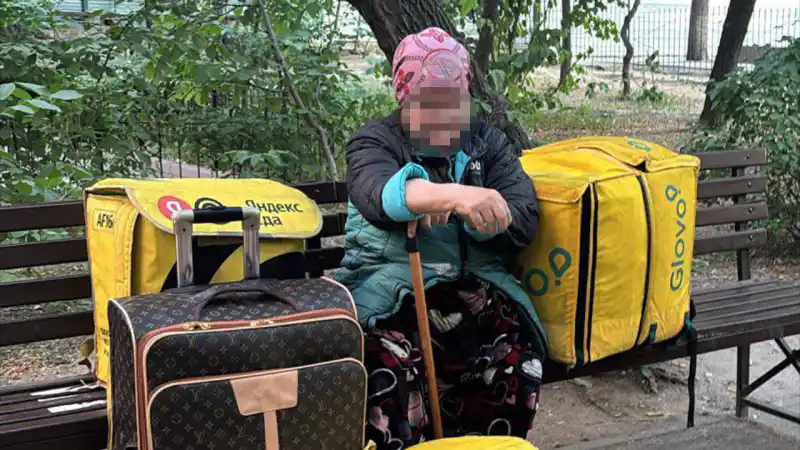Алматы, 15 октября: Пожилая женщина с баулами на улице Тимирязева ждет сына, который не пришел за ней Атырау