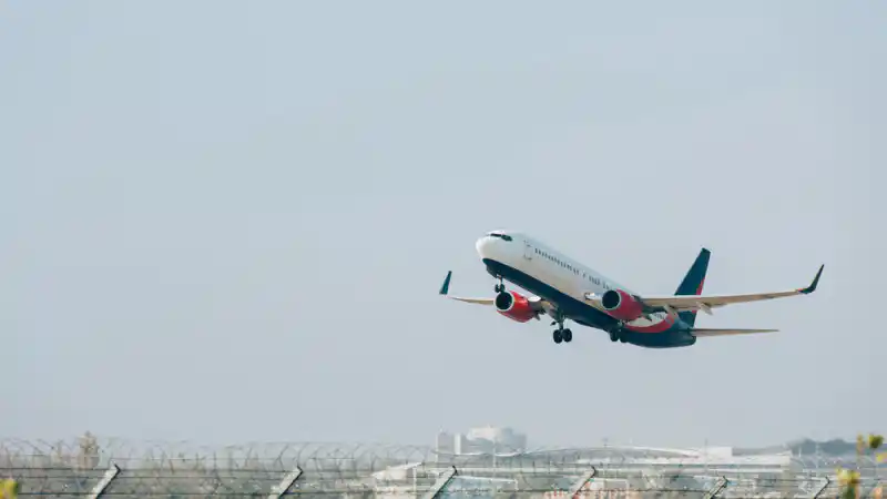 Крылья, которые не выдержали полёта: Boeing 737 Delta Air Lines потерял часть закрылка в небе над США Атырау