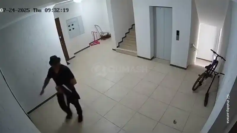 Жители Астаны в шоке: странный мужчина вызывал страх в жилом комплексе Атырау