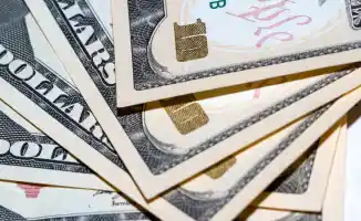 Доллар снова взобрался на вершину: курс достиг 540 тенге на торгах 15 августа