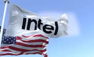 Правительство США приобретает 10% акций Intel за $10 миллиардов на фоне обвинений главы компании китайского происхождения