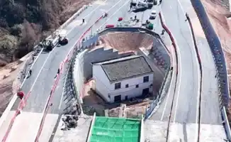 Самый упрямый житель Китая сдался: мужчина покинул жильё на трассе после отказа от 1,6 миллиона юаней и трёх квартир