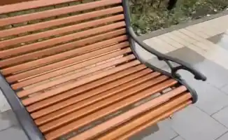 Астана: Скамейка с характером вызвала смех у прохожих на улице Нуржол 15 октября