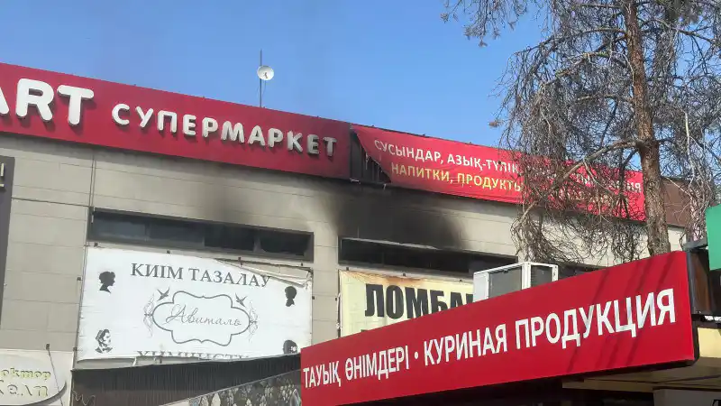 Пожар в торговом центре Алматы: огонь охватил здание на улице Абая 15 октября Атырау
