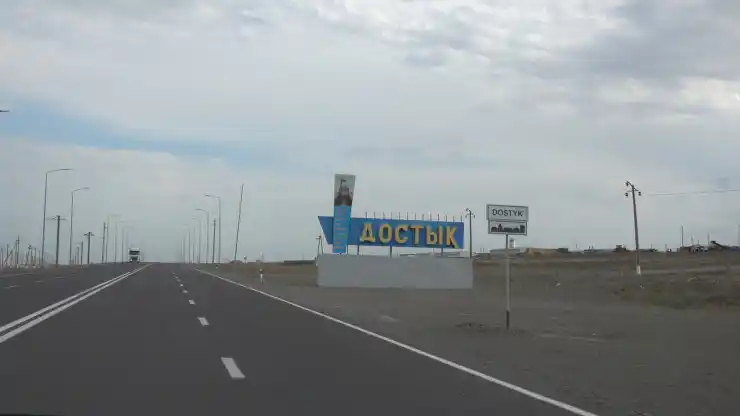 Табличка на въезде в село Достык, граница Казахстана и Китая
