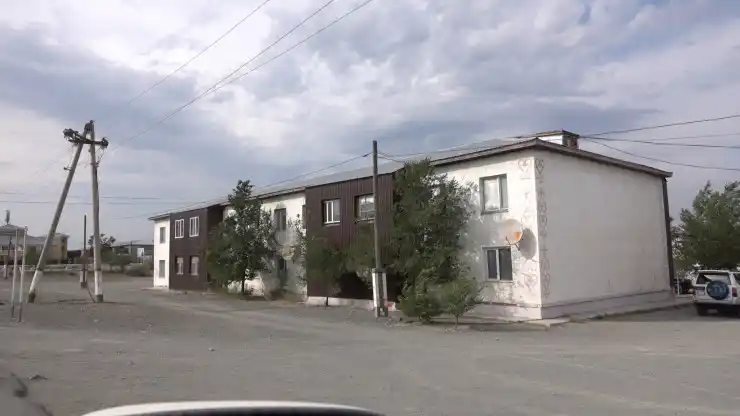 Двухэтажный дом в посёлке Достык, граница Казахстана и Китая. Фото: ©️ / Роман Павлов