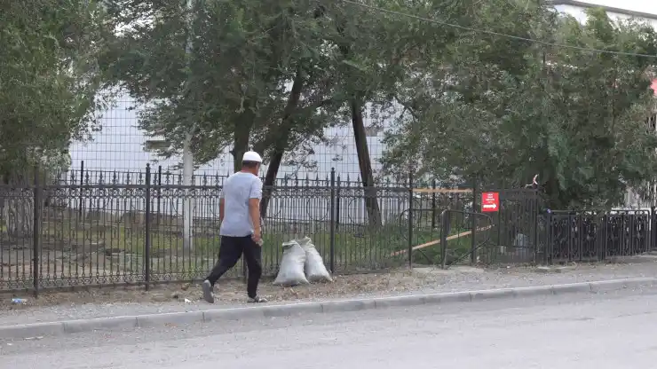 Человек идёт вдоль дороги в посёлке Достык, граница Казахстана и Китая