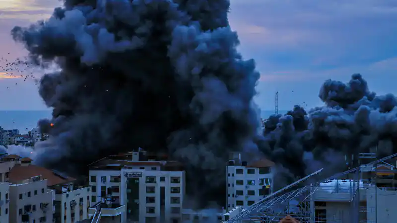 Двойной удар по больнице в Газе: погибли журналисты, врачи и спасатели, протесты семей заложников в Израиле на фоне международного осуждения Атырау