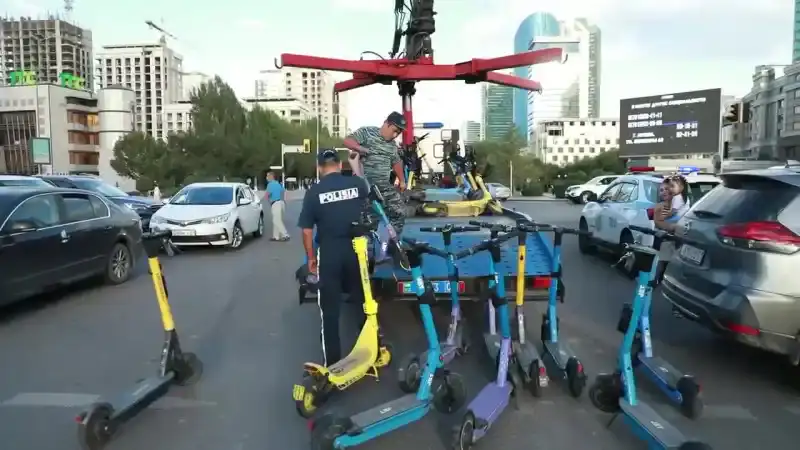 Астана: Полицейские очищают город от брошенных электросамокатов Атырау