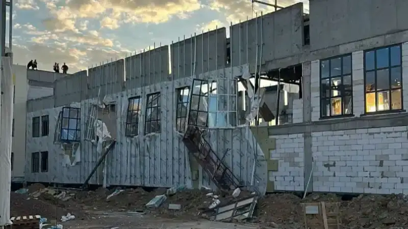В Атырауской области произошло частичное обрушение крыши строящейся школы в микрорайоне Кульсары Жылыойского района, сообщает Tengrinews.kz. Атырау