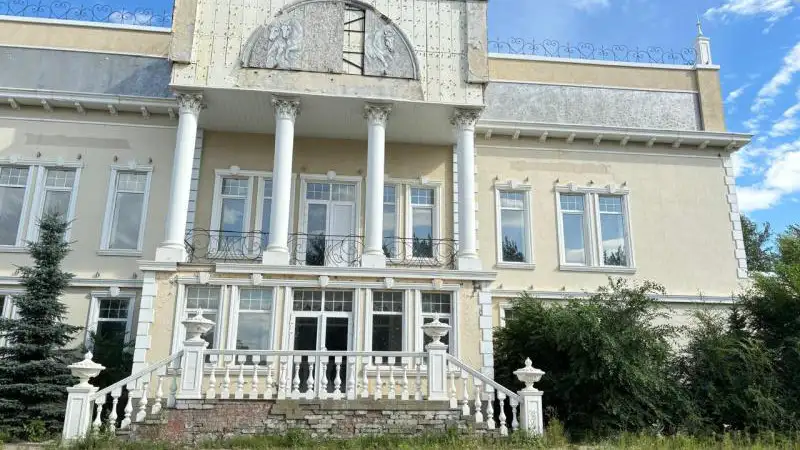 Конфискованный ресторан экс-главы Костаная, осужденного за коррупцию, был продан на аукционе с третьей попытки. Сумма продажи и детали аукциона не уточняются. Атырау