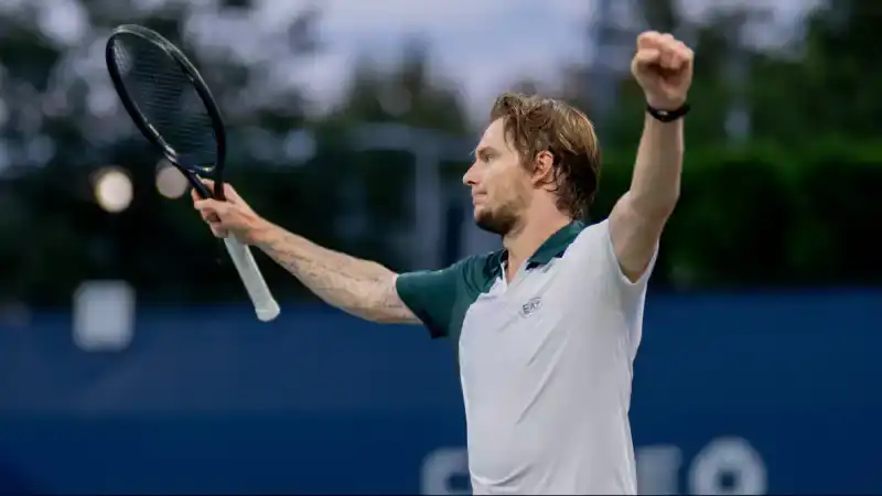 Александр Бублик продолжает впечатляющее выступление на US Open, нанося удар по амбициям Томми Пола и укрепляя позиции Казахстана в мировом теннисе Атырау