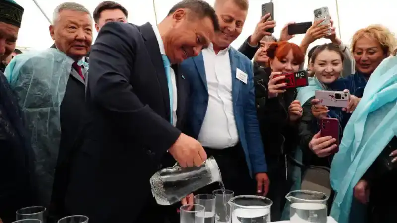 Казахстанские чиновники на этой неделе: Тосты и залпы воды под аплодисменты — кто из акимов стал звездой? Атырау