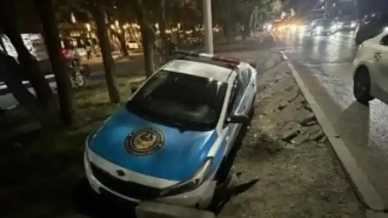 В Алматы полицейский автомобиль попал в кювет из-за невнимательного водителя: нарушителя разыскивают Атырау