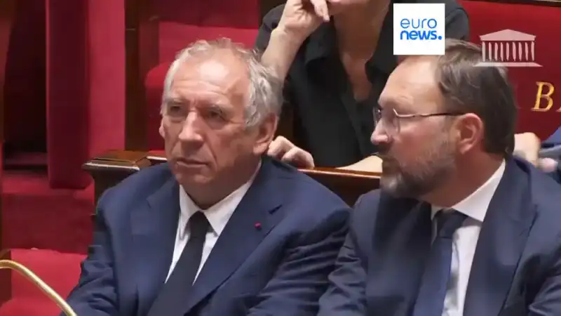 Отставка премьер-министра Франции: политический кризис и его влияние на общественное мнение Атырау