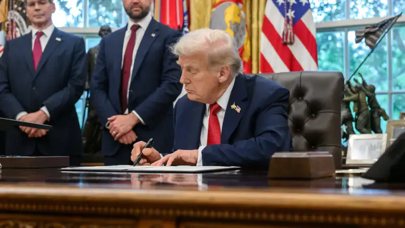 Трамп разворачивает армию: Портленд под защитой от 'внутренних штормов' Атырау