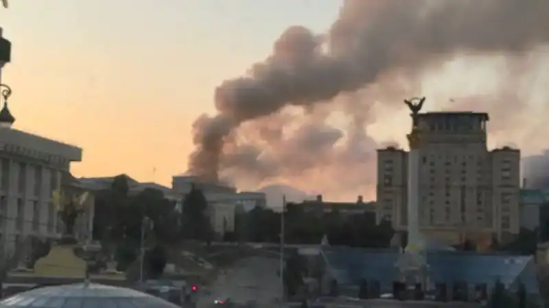 Российские военные нанесли удар по зданию Кабинета министров Украины в Киеве ракетой "Искандер" в ночь на 7 сентября, подтверждают источники. Масштабная атака привела к разрушениям и вызвала тревогу среди граждан. Атырау