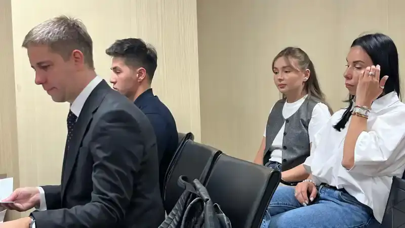 Судебный процесс над блогером Ерболатом Жанабыловым: супругу попросили покинуть зал заседаний Атырау