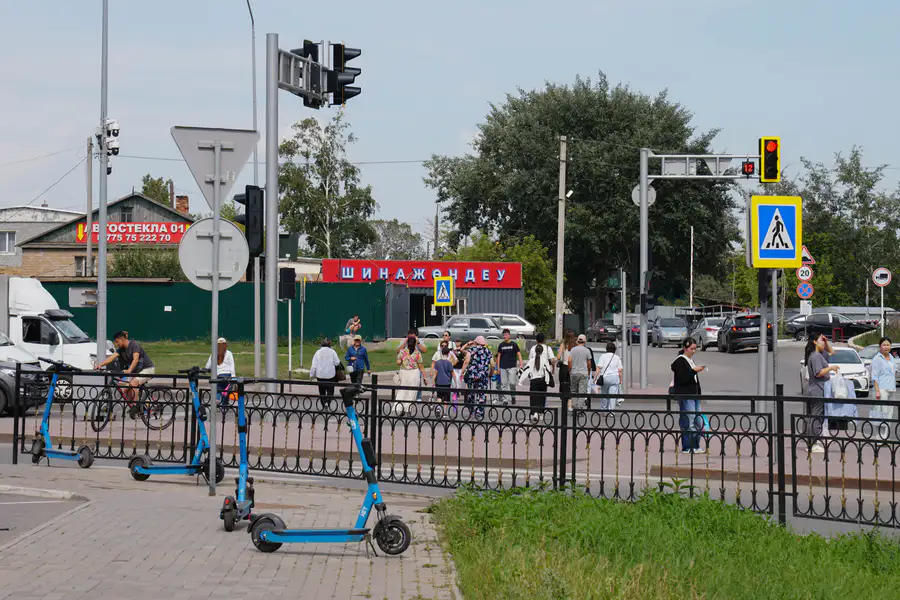 Перекрёсток в Астане, люди, светофор