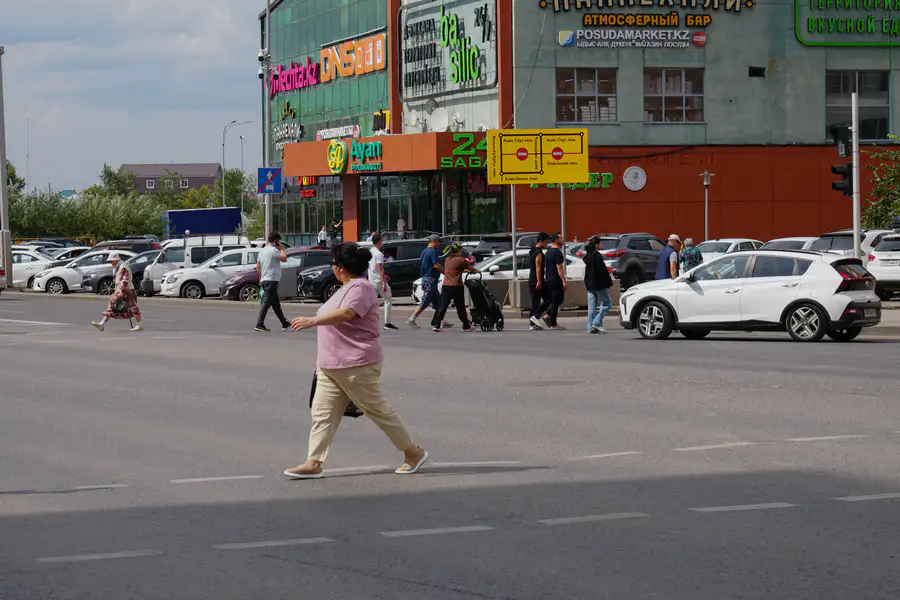 Женщина переходит дорогу, Астана