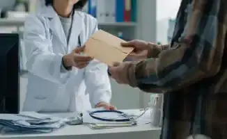 В Казахстане разгорелась дискуссия о 'рахметах' врачам: общество разделилось на сторонников и противников денежной благодарности за медицинские услуги.