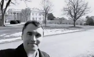 Чарли Кирк, известный консервативный блогер и активист, был ранен в результате выстрела во время своего выступления в Университете долины Юты. Инцидент произошел перед публикой, и в настоящее время правоохранительные органы проводят расследование.