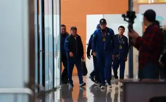 Мужская сборная Казахстана по боксу триумфально вернулась в Астану после успешного выступления на чемпионате мира в Англии. В международном аэропорту встретили боксеров Айбека Оралбай и Санжара Ташкенбая, которые принесли стране новые медали и гордость.