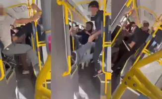В Астане в автобусе произошла драка между пассажирами, начавшаяся со словесной перепалки. Видео инцидента активно распространяется в социальных сетях, и полиция начала поиск участников конфликта.