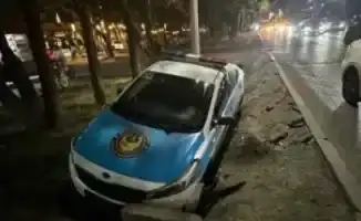 В Алматы полицейский автомобиль попал в кювет из-за невнимательного водителя: нарушителя разыскивают