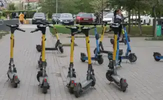 В Алматы запустят пилотные парковки для электросамокатов и избавят тротуары от брошенных самокатов