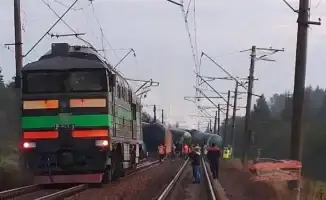 Украинские спецслужбы подорвали железные дороги в двух областях России, прервав железнодорожное сообщение на ключевых ветках.