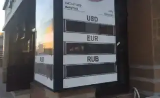 Курс валют: уличные табло исчезли, обменники в центре внимания
