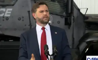 Вице-президент США Джей Ди Вэнс предупредил Россию о "очень плохих последствиях" в случае отказа от переговоров, отметив, что президент США становится "все более нетерпелив" к действиям Москвы.