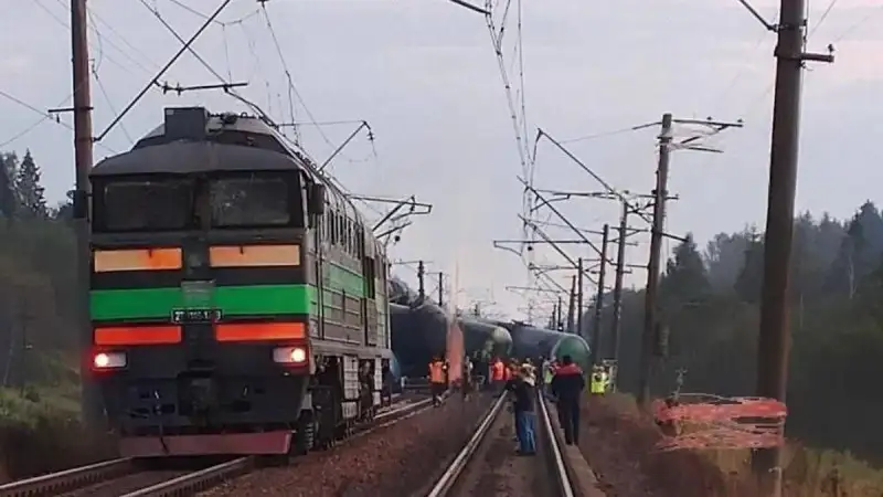 Украинские спецслужбы подорвали железные дороги в двух областях России, прервав железнодорожное сообщение на ключевых ветках. Атырау