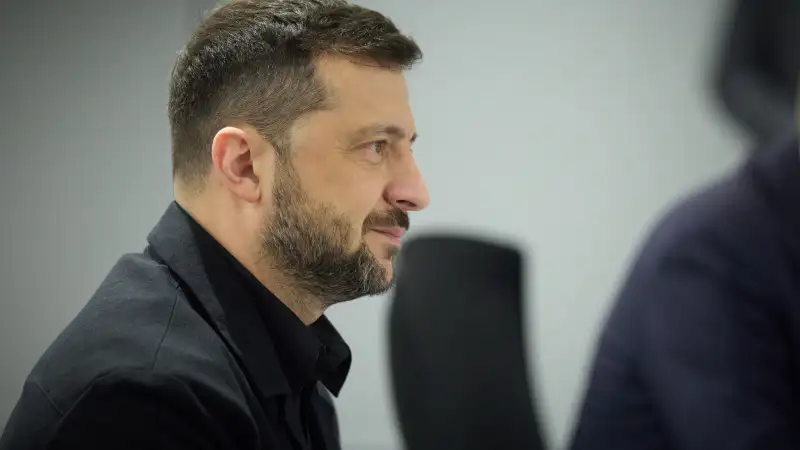 Президент Украины Владимир Зеленский заявил, что не намерен оставаться на посту президента в мирное время, подчеркивая свою готовность уйти с должности, когда страна вернется к мирной жизни. Это заявление было сделано в интервью, переданном Tengrinews.kz  Атырау