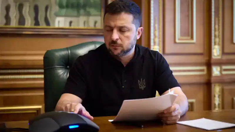 Президент Украины Владимир Зеленский сообщил о задержании подозреваемого в убийстве экс-спикера Верховной Рады, что подчеркивает усилия правоохранительных органов в расследовании высокопрофильных преступлений. Атырау