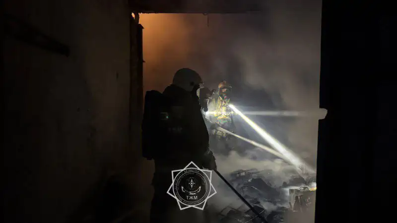 Пожар в административном здании на улице Макатаева: тушение в усиленном режиме Атырау