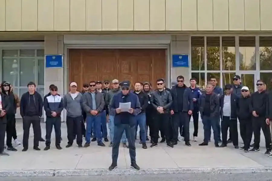 Актау: Местные жители требуют доступ к вакансиям крупных компаний Атырау