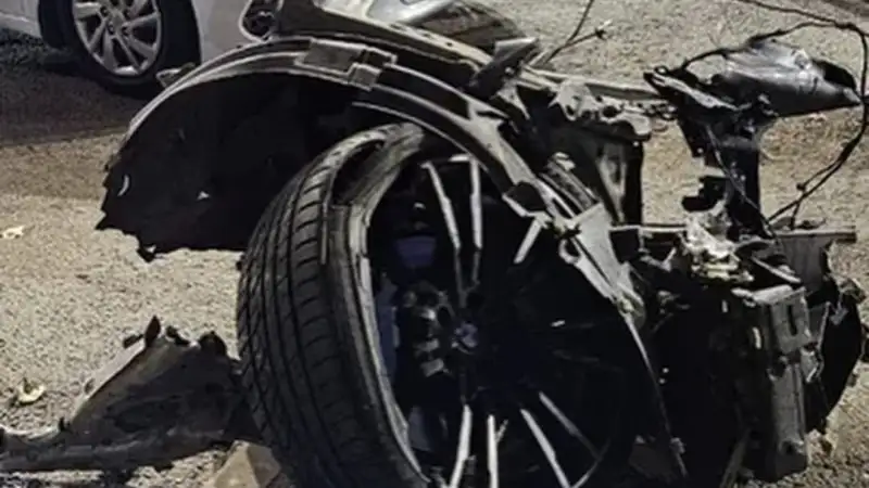 Дерево стало свидетелем столкновения: BMW и Chevrolet устроили утренний танец на алматинских улицах, в результате которого пострадали пять человек Атырау