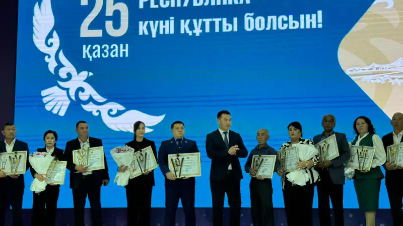 В Енбекшинском районе Шымкента прошел праздничный концерт в преддверии Дня Республики, организованный районным акиматом. Атырау