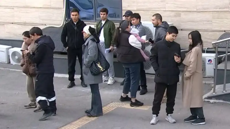 Более 300 казахстанцев стали жертвами мошенников, пытаясь найти работу на фермах в Англии. Частная фирма обещала отправить их на сбор клубники, но вместо этого обманула людей, оставив их без работы и средств к существованию. Атырау