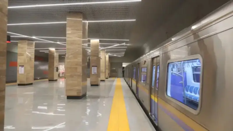 Очереди в метро Алматы: пассажиры жалуются на длительное ожидание у входа Атырау