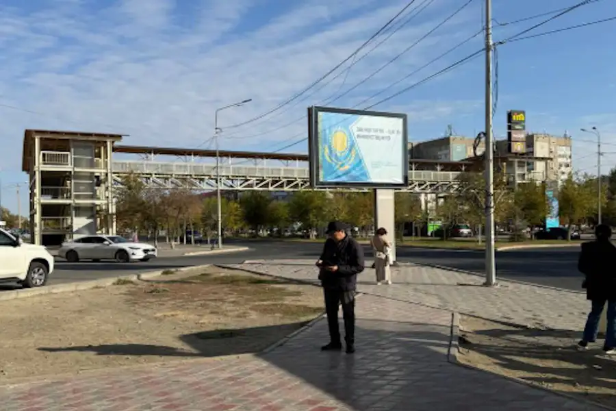 Атырау: жители недовольны поломкой лифта на мосту у Академии Атырау