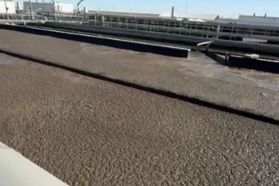 В Атырау проверяют сточные воды: видео с нефтяной плёнкой вызывает общественное беспокойство Атырау