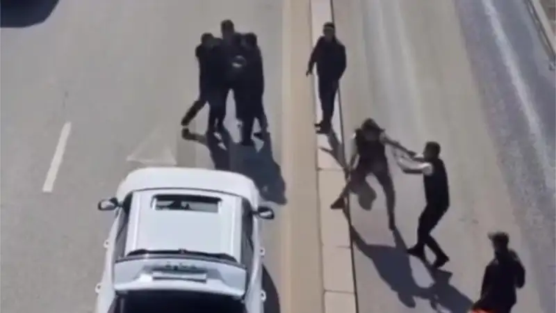 В Алматы зафиксирована драка водителей на дороге: видео стало вирусным в социальных сетях Атырау