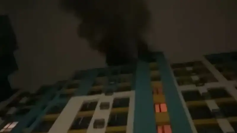 Пожар в жилом комплексе Алматы: экстренные службы на месте ЧП Атырау