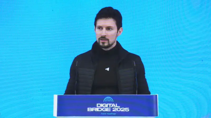 Павел Дуров шутит о поиске жены на форуме Digital Bridge 2025 в Астане Атырау