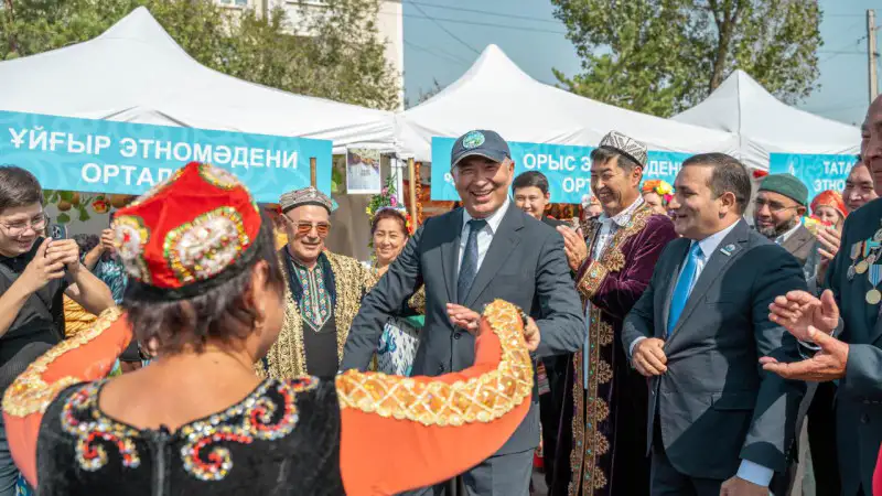 Казахстанские чиновники радуются международному футбольному празднику и повышению в должностях Атырау
