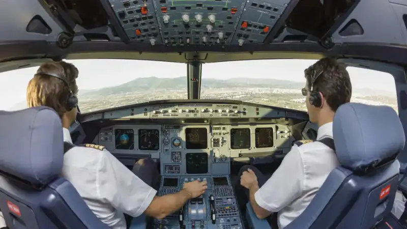 Пилоты Qazaq Air из Костаная требуют повышения зарплат после инцидента Атырау